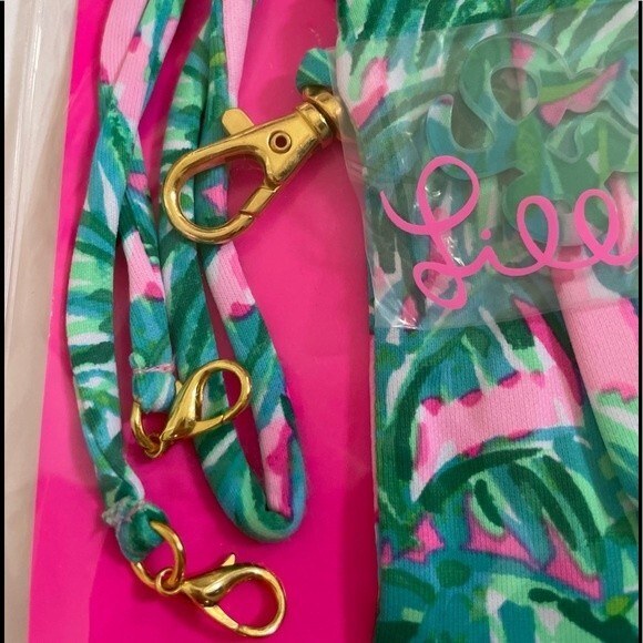 Lilly Pulitzer Adult On The Go Face Mask Set Pouch, Lanyard, Extender Pink - Picture 8 of 12